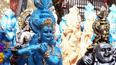 Bir el sanatları dükkanında sergilenen renkli mitolojik heykeller.