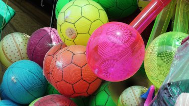 Bir dükkanda sergilenen renkli oyuncaklar.