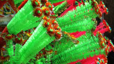 Güney Hindistan 'daki bir tapınak festivalinde çiçek desenli tören alayı..