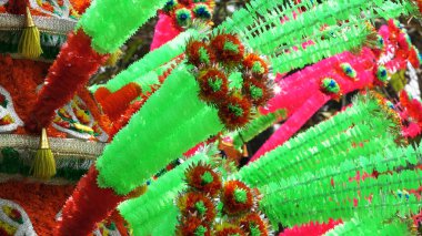 Güney Hindistan 'daki bir tapınak festivalinde çiçek desenli tören alayı..