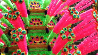 Güney Hindistan 'daki bir tapınak festivalinde çiçek desenli tören alayı..