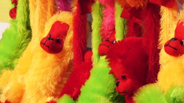 Bir el sanatları dükkanında sergilenen renkli bebekler.