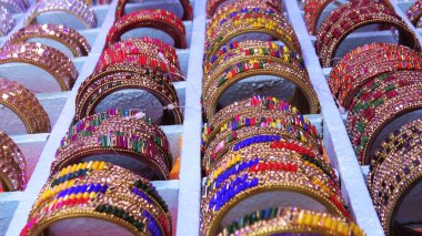 Bir kuyumcuda sergilenen güzel bilezikler..