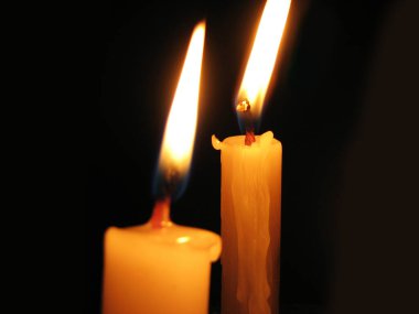 Karanlıkta parlayan mumlar..