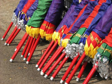 Festivallerde ve kutlamalarda kullanılan renkli şemsiyeler..