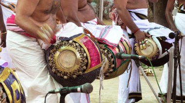 Maddalam 'a yakın, geleneksel bir Güney Hindistan müzik enstrümanı.