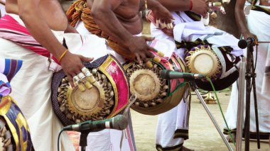 Maddalam 'a yakın, geleneksel bir Güney Hindistan müzik enstrümanı.
