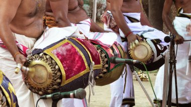 Maddalam 'a yakın, geleneksel bir Güney Hindistan müzik enstrümanı.