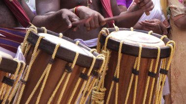 Geleneksel Güney Hindistan müzik enstrümanı Chenda 'yı çalan sanatçılar.