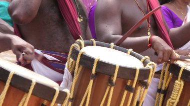 Geleneksel Güney Hindistan müzik enstrümanı Chenda 'yı çalan sanatçılar.