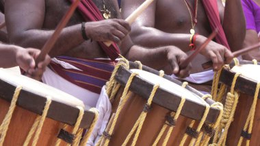 Geleneksel Güney Hindistan müzik enstrümanı Chenda 'yı çalan sanatçılar.