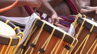 Geleneksel Güney Hindistan müzik enstrümanı Chenda 'yı çalan sanatçılar.