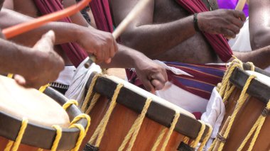 Geleneksel Güney Hindistan müzik enstrümanı Chenda 'yı çalan sanatçılar.