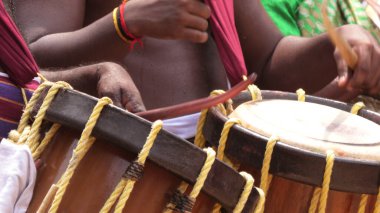 Geleneksel Güney Hindistan müzik enstrümanı Chenda 'yı çalan sanatçılar.