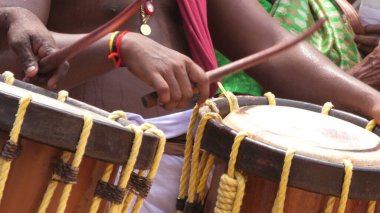 Geleneksel Güney Hindistan müzik enstrümanı Chenda 'yı çalan sanatçılar.