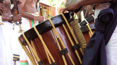 Geleneksel Güney Hindistan müzik enstrümanı Chenda 'yı çalan sanatçılar.