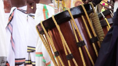 Geleneksel Güney Hindistan müzik enstrümanı Chenda 'yı çalan sanatçılar.