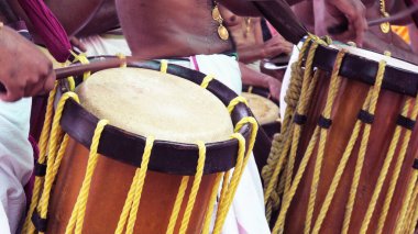 Geleneksel Güney Hindistan müzik enstrümanı Chenda 'yı çalan sanatçılar.