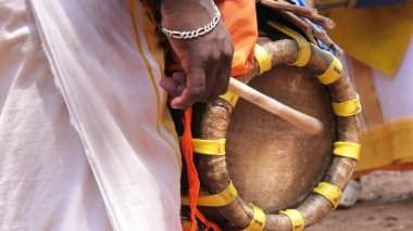 Thavil çalan bir sanatçı, Güney Hindistan perküsyon müzik enstrümanı.