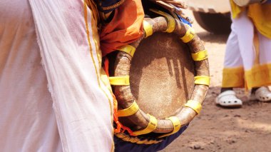 Thavil çalan bir sanatçı, Güney Hindistan perküsyon müzik enstrümanı.