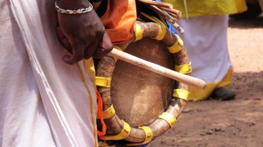 Thavil çalan bir sanatçı, Güney Hindistan perküsyon müzik enstrümanı.