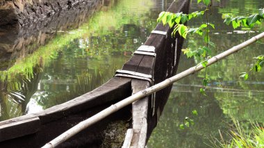 Kanala park etmiş geleneksel ahşap balıkçı teknesi..