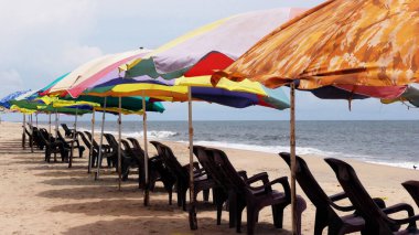 Hindistan, Kerala, Alappuzha 'daki Marari plajı renkli şemsiyelerle dolu..