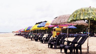 Hindistan, Kerala, Alappuzha 'daki Marari plajı renkli şemsiyelerle dolu..