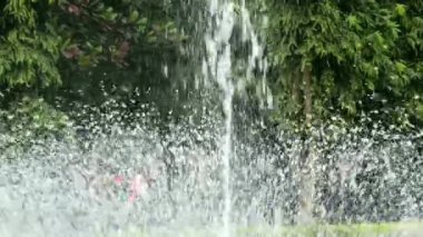 Parktaki fıskiyeden su damlıyor..