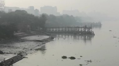 Kolkata, Batı Bengal, Hindistan 'daki Howrah Köprüsü' nden Hooghly Nehri 'nin puslu sabah manzarası.