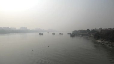 Kolkata, Batı Bengal, Hindistan 'daki Howrah Köprüsü' nden Hooghly Nehri 'nin puslu sabah manzarası.