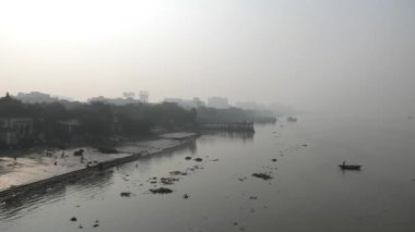 Kolkata, Batı Bengal, Hindistan 'daki Howrah Köprüsü' nden Hooghly Nehri 'nin puslu sabah manzarası.