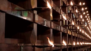 Hint tapınağının geleneksel çevre duvarı gaz lambalarıyla aydınlatılır..