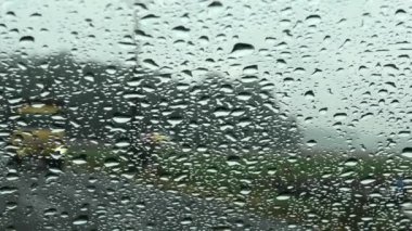 Yağmurlu bir günde arabanın ön camından dışarı bakmak..