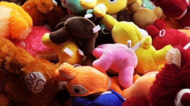 Bir el sanatları dükkanında sergilenen renkli bebekler.