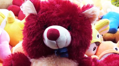 Bir el sanatları dükkanında sergilenen renkli bebekler.