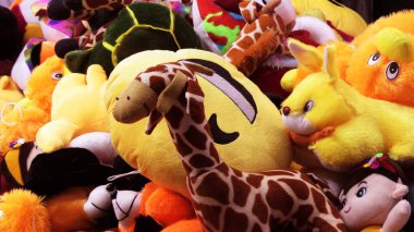 Bir el sanatları dükkanında sergilenen renkli bebekler.