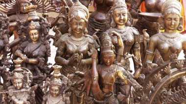 Bir antikacıda sergilenen antik altın tanrı heykelleri.