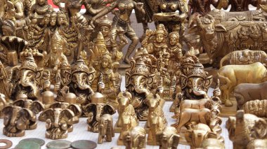 Bir antikacıda sergilenen antik altın tanrı heykelleri.