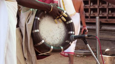 Thavil çalan bir sanatçı, Güney Hindistan perküsyon müzik enstrümanı.