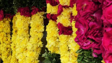 Renkli çiçek çelengi tapınağı festivali dekorasyonu.