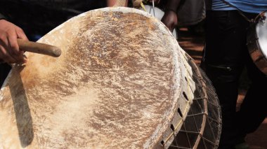 Büyük Hint müzik davulu 'Thambolam' a yakın çekim.