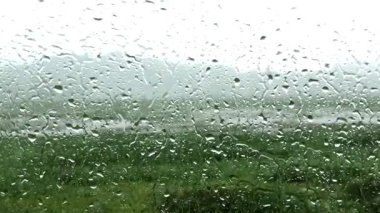 Yağmurlu bir günde arabanın ön camından dışarı bakmak..