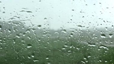 Yağmurlu bir günde arabanın ön camından dışarı bakmak..