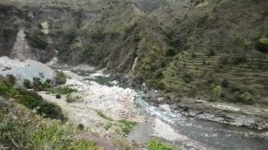 Hindistan, Himachal Pradesh 'te Beas nehri ile birlikte bir tepe manzarası..