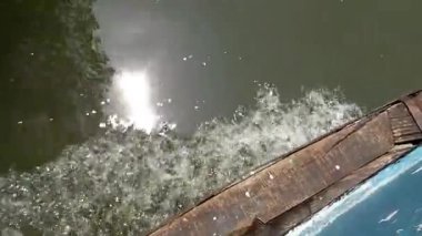 Tekne hareket ettikçe göl yatağında köpük salınıyor..