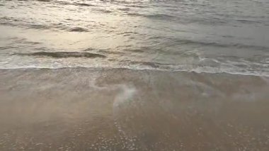 Sahildeki dalga köpüğü..