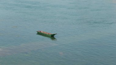 Omkareshwar yakınlarındaki Narmada Nehri 'nde yüzen tekneler, Madhya Pradesh, Hindistan.