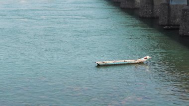 Omkareshwar yakınlarındaki Narmada Nehri 'nde yüzen tekneler, Madhya Pradesh, Hindistan.