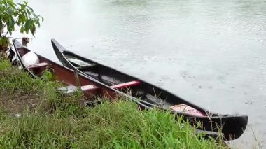 Muson mevsiminde nehirde park etmiş küçük balıkçı tekneleri..